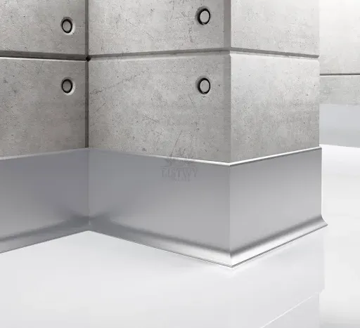 wykończenie z metalowymi listwami do podłóg